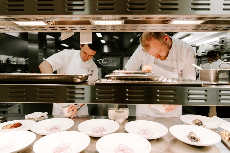 Restorāna-bāra «Stage 22» jaunais šefpavārs Kaspars Reveliņš prezentēja atjaunoto ēdienkarti. Foto: kempinski.com Restorāna-bāra «Stage 22» jaunais šefpavārs Kaspars Reveliņš prezentēja atjaunoto ēdienkarti. Foto: kempinski.com 317242