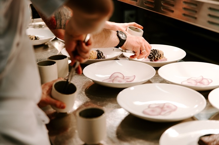 Restorāna-bāra «Stage 22» jaunais šefpavārs Kaspars Reveliņš prezentēja atjaunoto ēdienkarti. Foto: kempinski.com Restorāna-bāra «Stage 22» jaunais šefpavārs Kaspars Reveliņš prezentēja atjaunoto ēdienkarti. Foto: kempinski.com 317243
