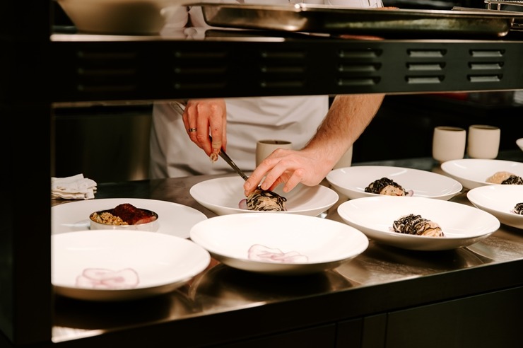 Restorāna-bāra «Stage 22» jaunais šefpavārs Kaspars Reveliņš prezentēja atjaunoto ēdienkarti. Foto: kempinski.com Restorāna-bāra «Stage 22» jaunais šefpavārs Kaspars Reveliņš prezentēja atjaunoto ēdienkarti. Foto: kempinski.com 317244