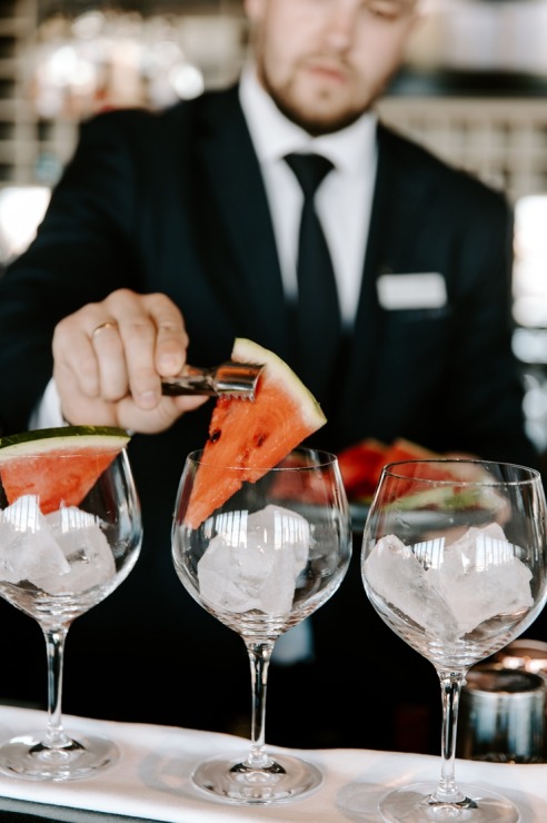 Restorāna-bāra «Stage 22» jaunais šefpavārs Kaspars Reveliņš prezentēja atjaunoto ēdienkarti. Foto: kempinski.com 317245