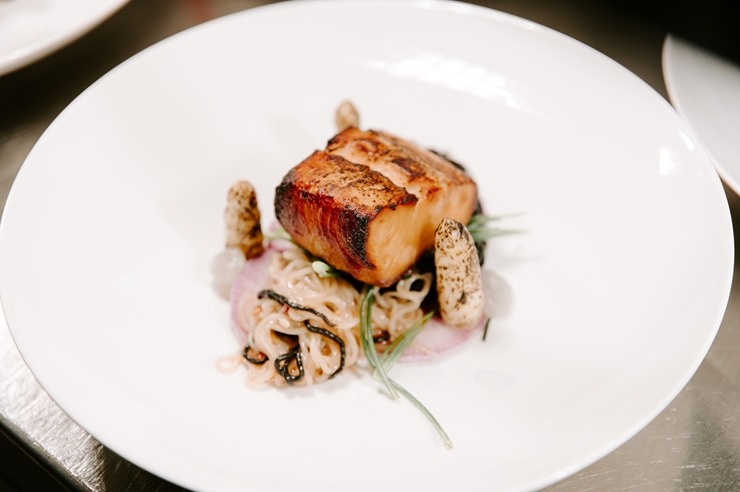 Restorāna-bāra «Stage 22» jaunais šefpavārs Kaspars Reveliņš prezentēja atjaunoto ēdienkarti. Foto: kempinski.com 317247