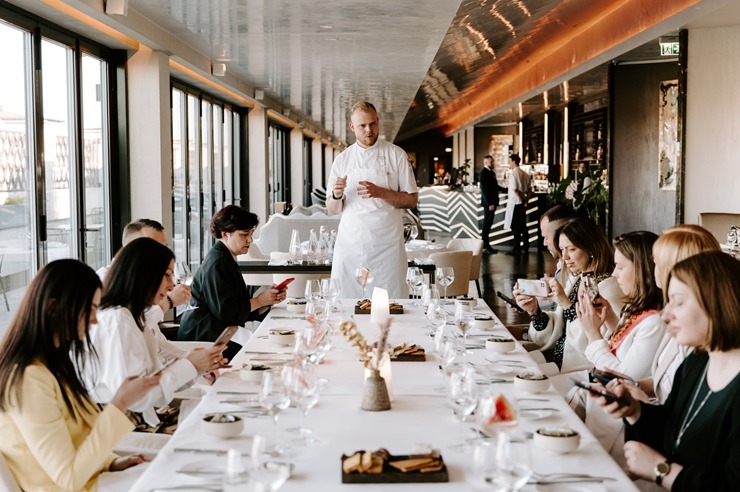 Restorāna-bāra «Stage 22» jaunais šefpavārs Kaspars Reveliņš prezentēja atjaunoto ēdienkarti. Foto: kempinski.com Restorāna-bāra «Stage 22» jaunais šefpavārs Kaspars Reveliņš prezentēja atjaunoto ēdienkarti. Foto: kempinski.com 317221
