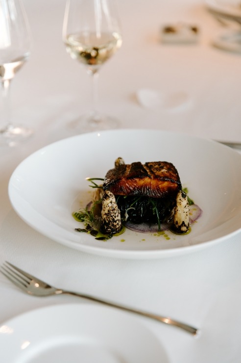 Restorāna-bāra «Stage 22» jaunais šefpavārs Kaspars Reveliņš prezentēja atjaunoto ēdienkarti. Foto: kempinski.com Restorāna-bāra «Stage 22» jaunais šefpavārs Kaspars Reveliņš prezentēja atjaunoto ēdienkarti. Foto: kempinski.com 317248