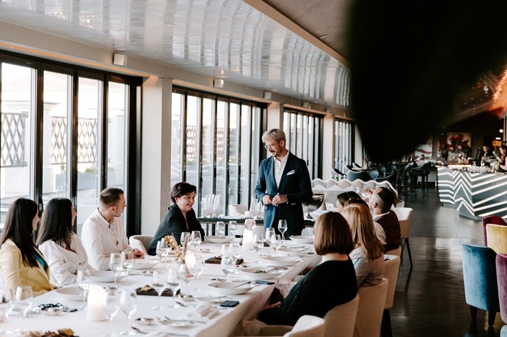 Restorāna-bāra «Stage 22» jaunais šefpavārs Kaspars Reveliņš prezentēja atjaunoto ēdienkarti. Foto: kempinski.com Restorāna-bāra «Stage 22» jaunais šefpavārs Kaspars Reveliņš prezentēja atjaunoto ēdienkarti. Foto: kempinski.com 317249