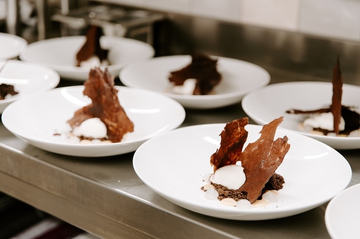 Restorāna-bāra «Stage 22» jaunais šefpavārs Kaspars Reveliņš prezentēja atjaunoto ēdienkarti. Foto: kempinski.com Restorāna-bāra «Stage 22» jaunais šefpavārs Kaspars Reveliņš prezentēja atjaunoto ēdienkarti. Foto: kempinski.com 317252