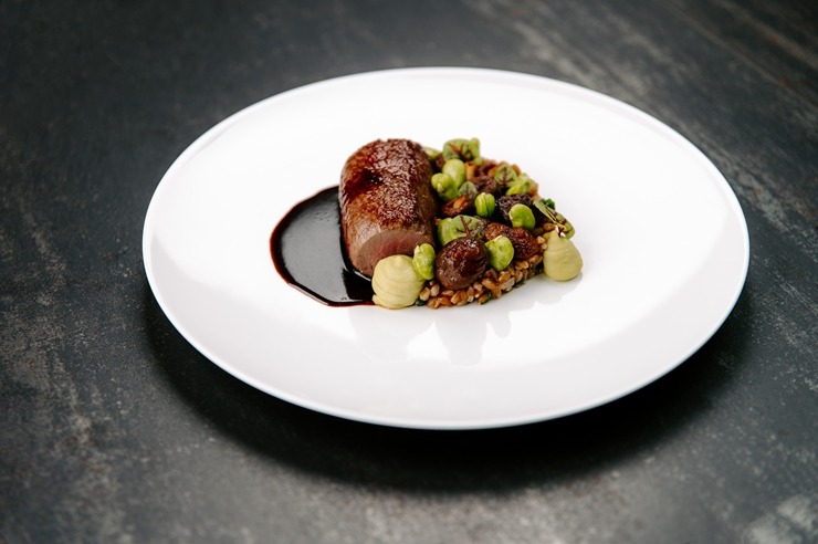 Restorāna-bāra «Stage 22» jaunais šefpavārs Kaspars Reveliņš prezentēja atjaunoto ēdienkarti. Foto: kempinski.com 317255
