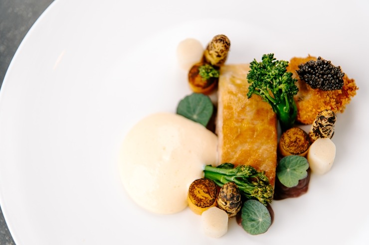 Restorāna-bāra «Stage 22» jaunais šefpavārs Kaspars Reveliņš prezentēja atjaunoto ēdienkarti. Foto: kempinski.com Restorāna-bāra «Stage 22» jaunais šefpavārs Kaspars Reveliņš prezentēja atjaunoto ēdienkarti. Foto: kempinski.com 317256
