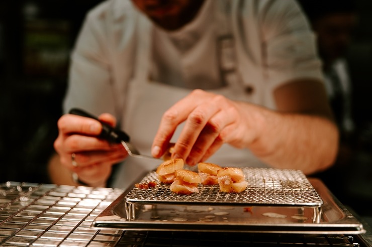 Restorāna-bāra «Stage 22» jaunais šefpavārs Kaspars Reveliņš prezentēja atjaunoto ēdienkarti. Foto: kempinski.com Restorāna-bāra «Stage 22» jaunais šefpavārs Kaspars Reveliņš prezentēja atjaunoto ēdienkarti. Foto: kempinski.com 317225