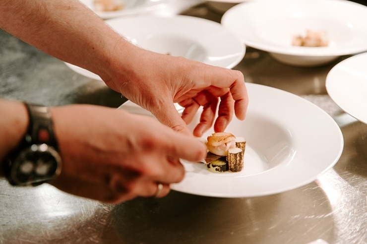 Restorāna-bāra «Stage 22» jaunais šefpavārs Kaspars Reveliņš prezentēja atjaunoto ēdienkarti. Foto: kempinski.com Restorāna-bāra «Stage 22» jaunais šefpavārs Kaspars Reveliņš prezentēja atjaunoto ēdienkarti. Foto: kempinski.com 317226