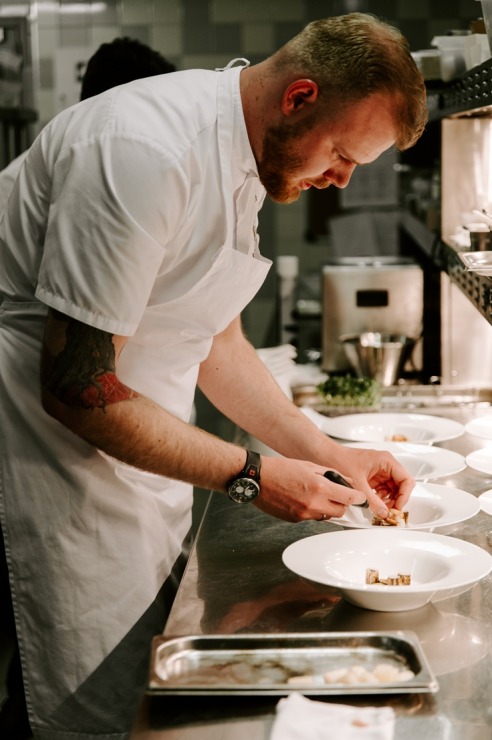 Restorāna-bāra «Stage 22» jaunais šefpavārs Kaspars Reveliņš prezentēja atjaunoto ēdienkarti. Foto: kempinski.com 317227