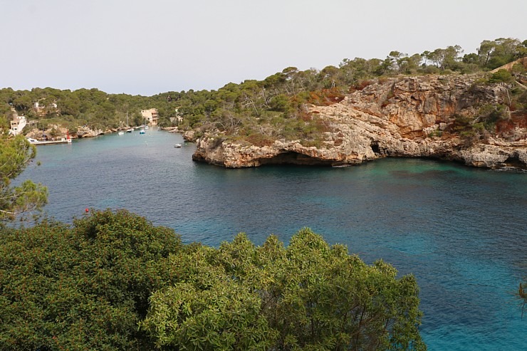 Travelnews.lv iepazīst Maļorkas fjorda Cala Figuera romantisku zvejnieku ciematu. Sadarbībā ar Latvijas tūrisma firmu «Atlantic Travel» 317318