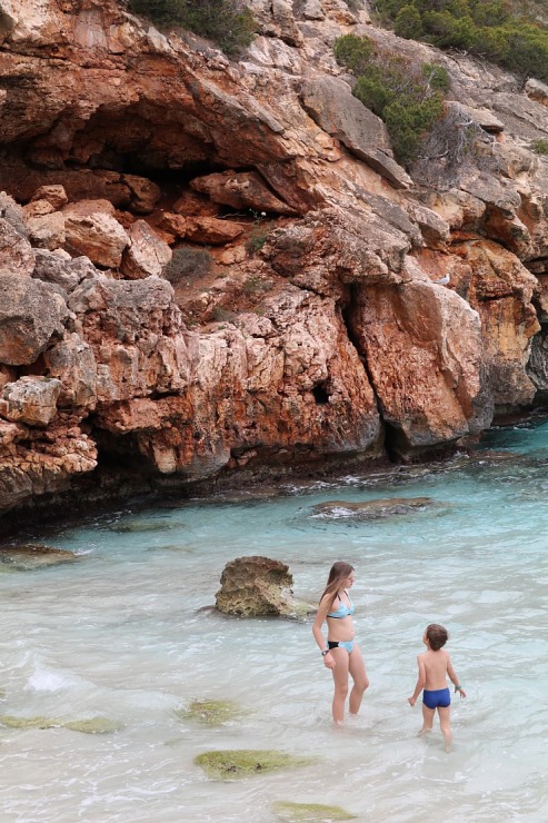 Klinšu ieskautā «Calo des Moro» pludmale salas dienvidos tiek uzskatīta par skaistāko Maļorkā. Sadarbībā ar Latvijas tūrisma firmu Atlantic Travel Klinšu ieskautā «Calo des Moro» pludmale salas dienvidos tiek uzskatīta par skaistāko Maļorkā. Sadarbībā ar Latvijas tūrisma firmu Atlantic Travel 317372
