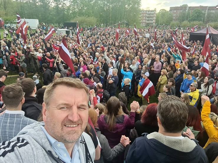 Rīgā Latvijas patrioti iziet masveidīgā gājienā «Par atbrīvošanos no padomju mantojuma» 317402