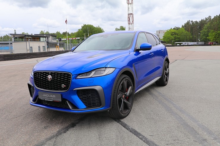 Travelnews.lv ar jaudīgiem vāģiem «Jaguar F-Pace SVR» un «Jaguar F-Type» dodas Biķernieku trasē 317947