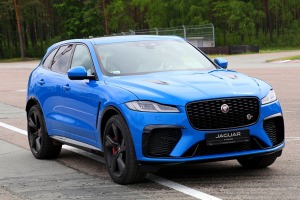 Travelnews.lv ar jaudīgiem vāģiem «Jaguar F-Pace SVR» un «Jaguar F-Type» dodas Biķernieku trasē 1