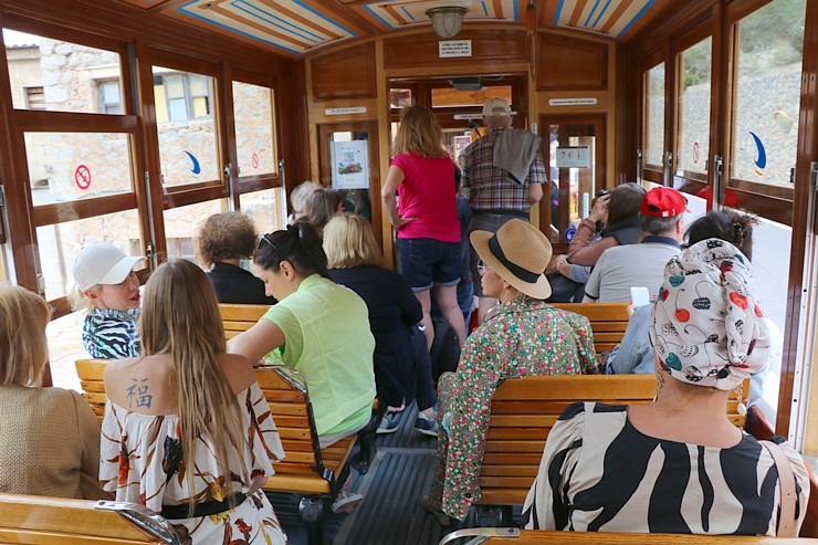 Travelnews.lv Maļorkas pilsētā Soļera izbrauc ar 1912.gada koka vilcienu. Sadarbībā ar Latvijas tūrisma firmu «Atlantic Travel» Travelnews.lv Maļorkas pilsētā Soļera izbrauc ar 1912.gada koka vilcienu. Sadarbībā ar Latvijas tūrisma firmu «Atlantic Travel» 317980