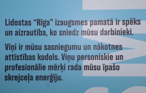 Lidosta «Rīga» starp izlidošanas sektoriem «B» un «C» atklāj korporatīvo sienu «Skrejceļš 2027» 10