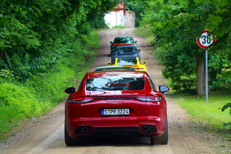 Travelnews.lv izbrauc lielceļu tūri «Porsche World Road Show Latvia 2022» ar jaudīgiem spēkratiem 319834