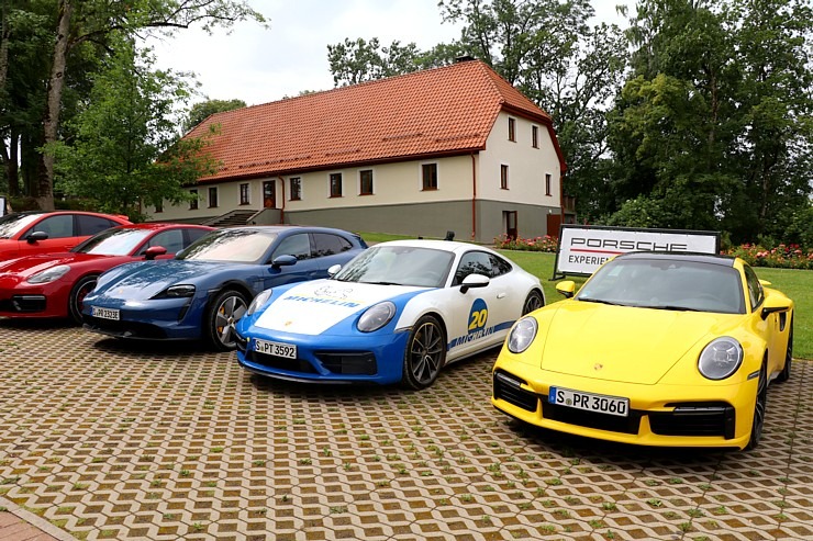 Lielceļu tūres «Porsche World Road Show Latvia 2022» dalībnieki iebrauc uz pusdienām «Kalnamuižā» Lielceļu tūres «Porsche World Road Show Latvia 2022» dalībnieki iebrauc uz pusdienām «Kalnamuižā» 319863