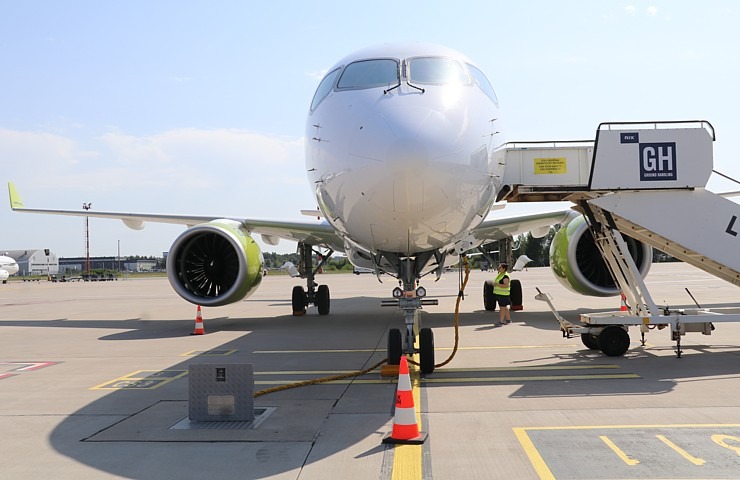 Travelnews.lv drīkst klātienē izložņāt jauno «airBaltic» lidmašīnu «Airbus A220-300» lidostā «Rīga» Travelnews.lv drīkst klātienē izložņāt jauno «airBaltic» lidmašīnu «Airbus A220-300» lidostā «Rīga» 320703