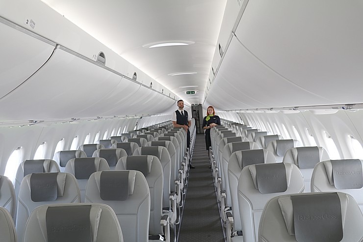 Travelnews.lv drīkst klātienē izložņāt jauno «airBaltic» lidmašīnu «Airbus A220-300» lidostā «Rīga» Travelnews.lv drīkst klātienē izložņāt jauno «airBaltic» lidmašīnu «Airbus A220-300» lidostā «Rīga» 320704