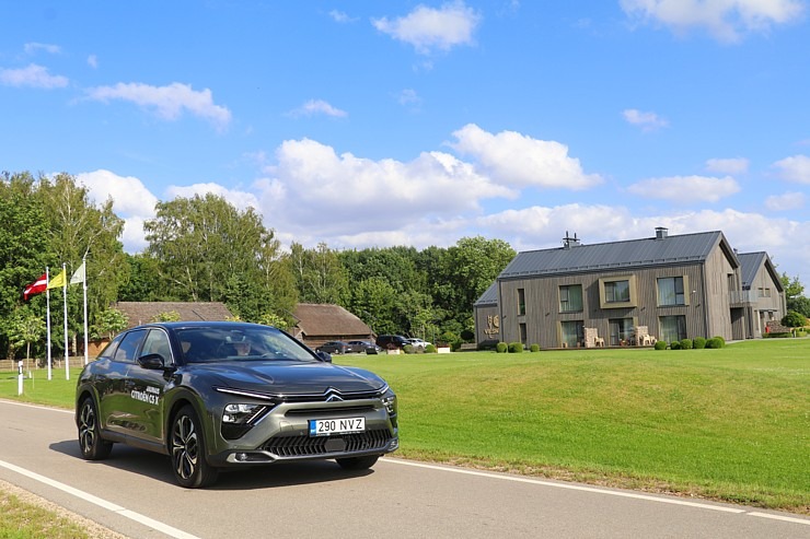 Travelnews.lv ar jauno «Citroën C5 X» apmeklē atpūtas kompleksu «Miķelis» Bauskas novadā. Sadarbībā ar Autohalle.com Travelnews.lv ar jauno «Citroën C5 X» apmeklē atpūtas kompleksu «Miķelis» Bauskas novadā. Sadarbībā ar Autohalle.com 320881