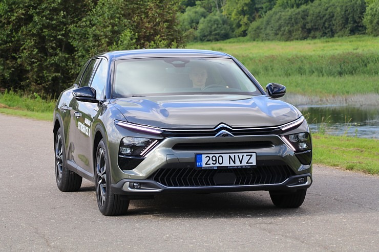 Travelnews.lv ar jauno «Citroën C5 X» apceļo Rīgu un Zemgali 320893