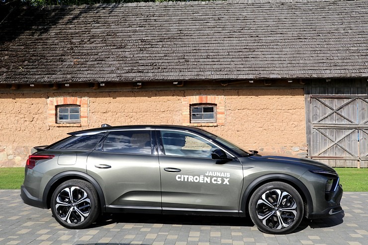 Travelnews.lv ar jauno «Citroën C5 X» apmeklē atpūtas kompleksa «Miķelis» vēsturisku latvieša māju Travelnews.lv ar jauno «Citroën C5 X» apmeklē atpūtas kompleksa «Miķelis» vēsturisku latvieša māju 320993