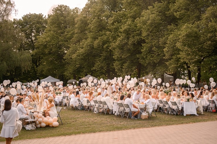 Jau astoto gadu daudzi simti ļaužu svin iedvesmojošās pop-up piknika vakariņas «Lelegante Pop–Up Picnic». Foto: Artūrs Martinovs 321094