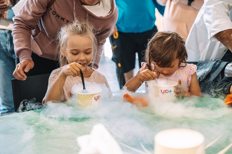 Outlet ciematu Piņķos priecē vasaras gardākais notikums - Saldējuma svētki! Foto: viajurmala.com Outlet ciematu Piņķos priecē vasaras gardākais notikums - Saldējuma svētki! Foto: viajurmala.com 321155