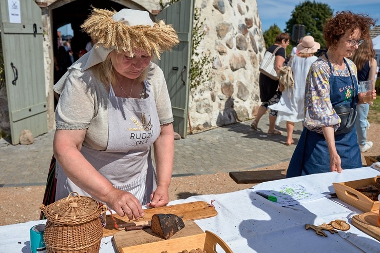 Lauku ceļotājs: Maizes un sidra svētki Āraišu dzirnavās savieno divu garšu baudas. Foto: Valdis Ošiņš 321319