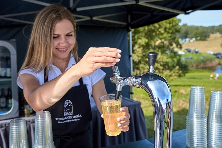 Lauku ceļotājs: Maizes un sidra svētki Āraišu dzirnavās savieno divu garšu baudas. Foto: Valdis Ošiņš 321327