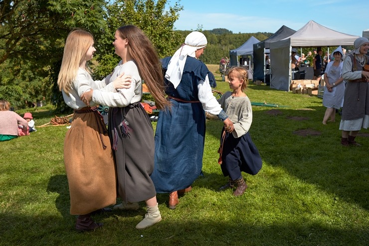 Lauku ceļotājs: Maizes un sidra svētki Āraišu dzirnavās savieno divu garšu baudas. Foto: Valdis Ošiņš 321333