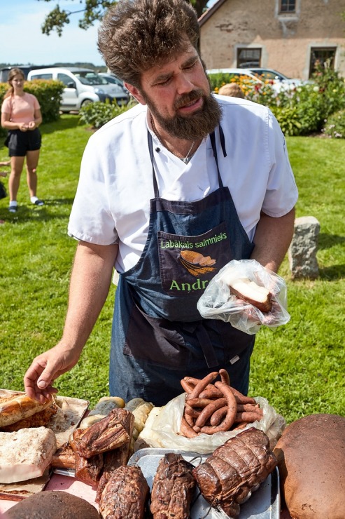 Lauku ceļotājs: Maizes un sidra svētki Āraišu dzirnavās savieno divu garšu baudas. Foto: Valdis Ošiņš 321334