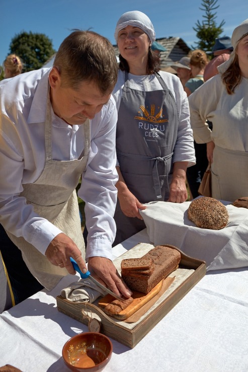 Lauku ceļotājs: Maizes un sidra svētki Āraišu dzirnavās savieno divu garšu baudas. Foto: Valdis Ošiņš 321305