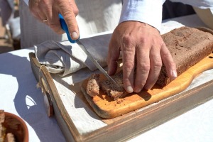 Lauku ceļotājs: Maizes un sidra svētki Āraišu dzirnavās savieno divu garšu baudas. Foto: Valdis Ošiņš 22