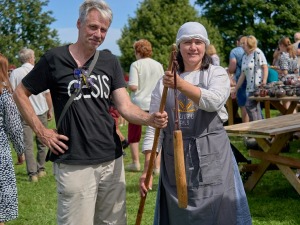 Lauku ceļotājs: Maizes un sidra svētki Āraišu dzirnavās savieno divu garšu baudas. Foto: Valdis Ošiņš 35