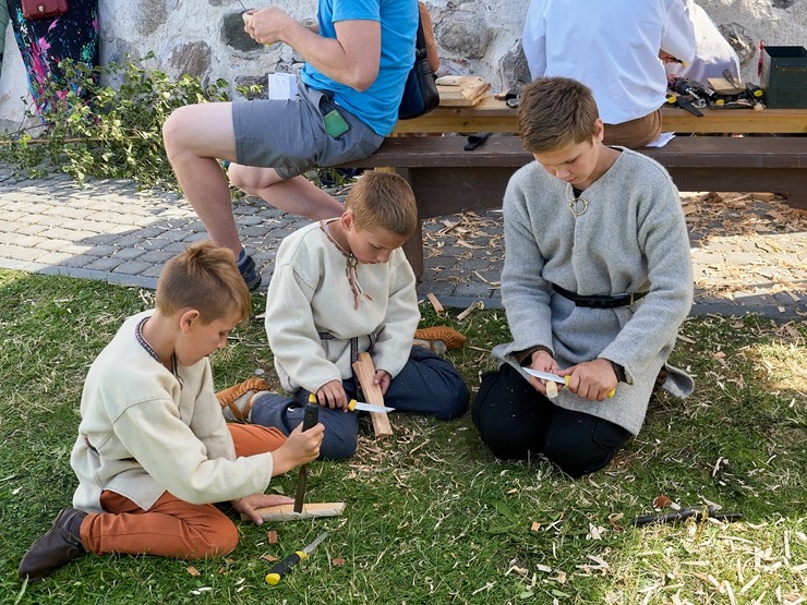 Lauku ceļotājs: Maizes un sidra svētki Āraišu dzirnavās pulcē latviešus vairākās paaudzēs. Foto: Valdis Ošiņš 321407