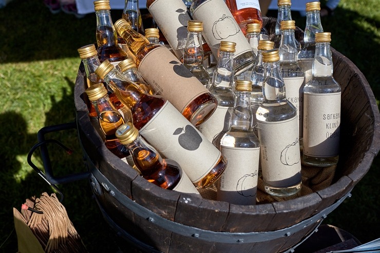 Lauku ceļotājs: Maizes un sidra svētki Āraišu dzirnavās pulcē latviešus vairākās paaudzēs. Foto: Valdis Ošiņš 321420