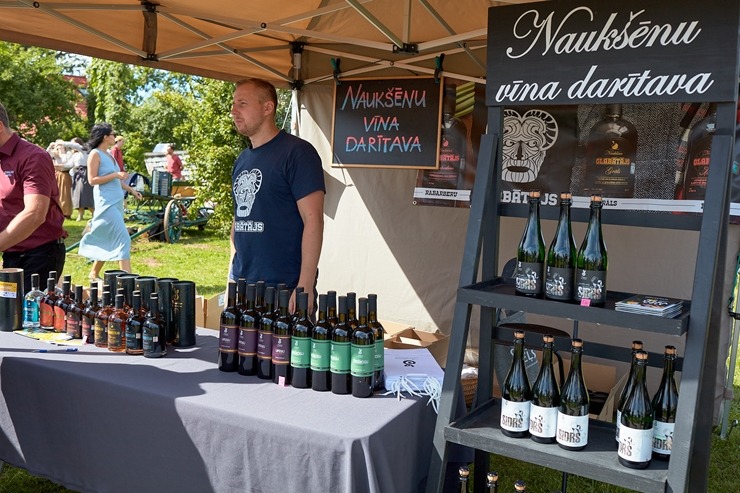 Lauku ceļotājs: Maizes un sidra svētki Āraišu dzirnavās pulcē latviešus vairākās paaudzēs. Foto: Valdis Ošiņš 321425