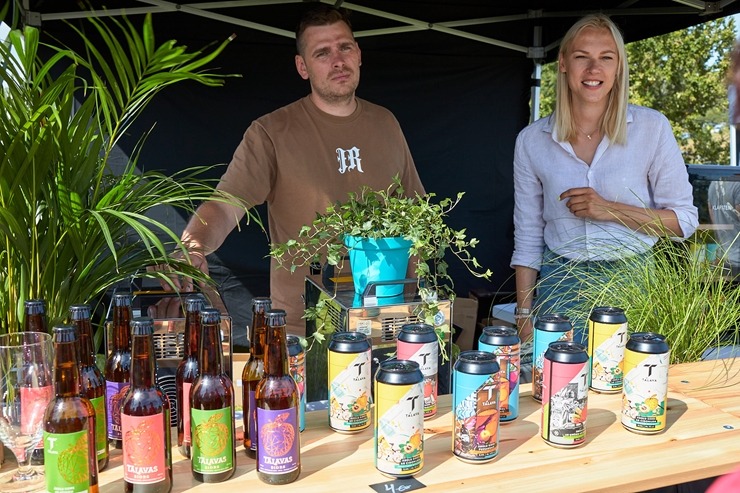 Lauku ceļotājs: Maizes un sidra svētki Āraišu dzirnavās pulcē latviešus vairākās paaudzēs. Foto: Valdis Ošiņš 321426