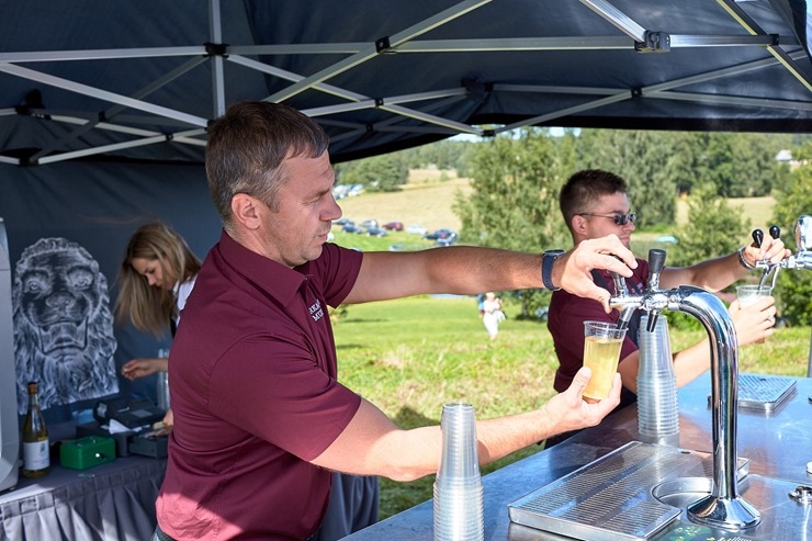 Lauku ceļotājs: Maizes un sidra svētki Āraišu dzirnavās pulcē latviešus vairākās paaudzēs. Foto: Valdis Ošiņš 321434