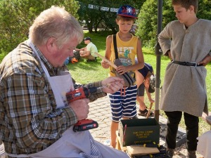 Lauku ceļotājs: Maizes un sidra svētki Āraišu dzirnavās pulcē latviešus vairākās paaudzēs. Foto: Valdis Ošiņš 14