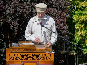 Lauku ceļotājs: Maizes un sidra svētki Āraišu dzirnavās pulcē latviešus vairākās paaudzēs. Foto: Valdis Ošiņš 16