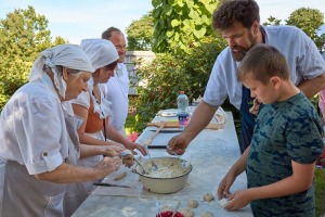 Lauku ceļotājs: Maizes un sidra svētki Āraišu dzirnavās pulcē latviešus vairākās paaudzēs. Foto: Valdis Ošiņš 32