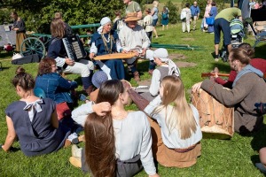 Lauku ceļotājs: Maizes un sidra svētki Āraišu dzirnavās pulcē latviešus vairākās paaudzēs. Foto: Valdis Ošiņš 40