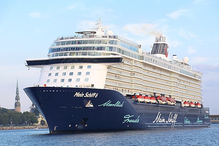 Travelnews.lv sadarbībā ar lietotni «Pik.ap» aplūko kruīza kuģi «Mein Schiff 6» no jahtas Daugavā Travelnews.lv sadarbībā ar lietotni «Pik.ap» aplūko kruīza kuģi «Mein Schiff 6» no jahtas Daugavā 321613