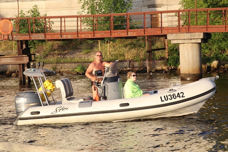 Travelnews.lv sadarbībā ar lietotni «Pik.ap» no jahtas novēro intensīvo peldlīdzekļu satiksmi Daugavā Travelnews.lv sadarbībā ar lietotni «Pik.ap» no jahtas novēro intensīvo peldlīdzekļu satiksmi Daugavā 321629