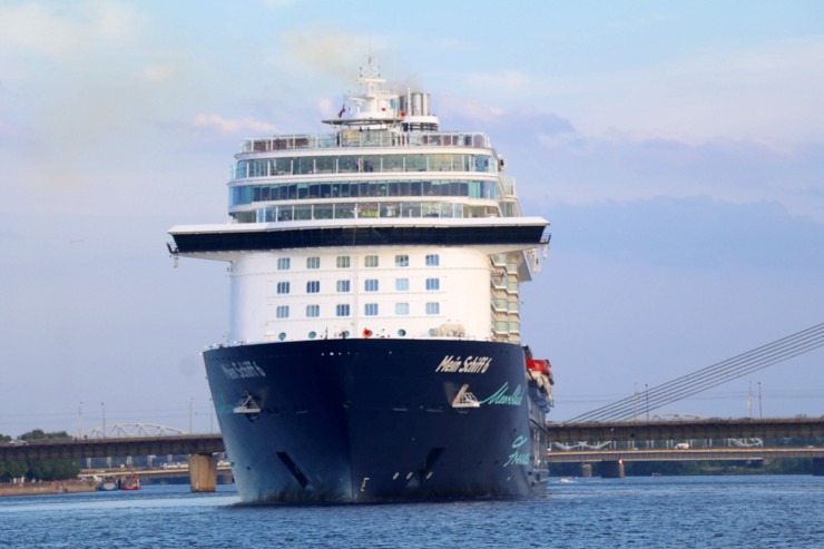 Travelnews.lv sadarbībā ar lietotni «Pik.ap» no jahtas novēro intensīvo peldlīdzekļu satiksmi Daugavā Travelnews.lv sadarbībā ar lietotni «Pik.ap» no jahtas novēro intensīvo peldlīdzekļu satiksmi Daugavā 321637