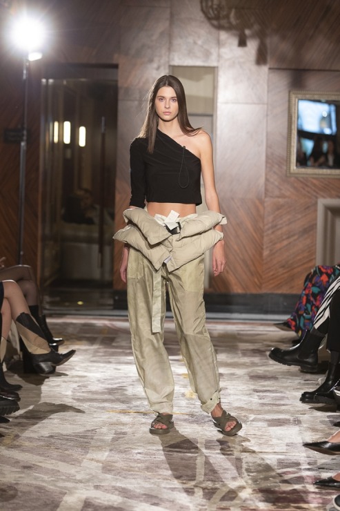 Rīgas modes nedēļā «Riga Fashion Week 2022» prezentējas «SZCZYGIEL» no Polijas. Foto: Mark Litvyakov 325315